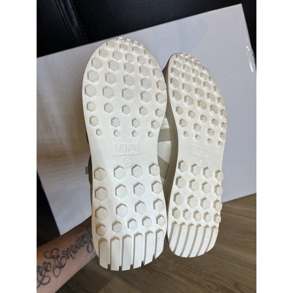 MIA Woman's Sneakers, Like New‎ Never Worn, Size 7.5 Cream - Picture 6 of 6